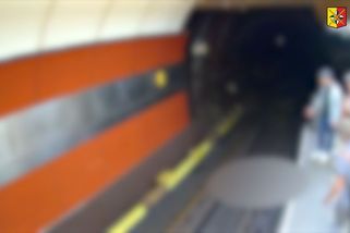 Nevidomý muž spadl do kolejiště v pražském metru. Život mu mohl zachránit kdokoliv zmáčknutím nouzového tlačítka - Novinky